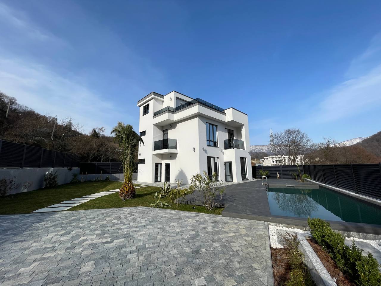 Дом с бассейном в Сочи