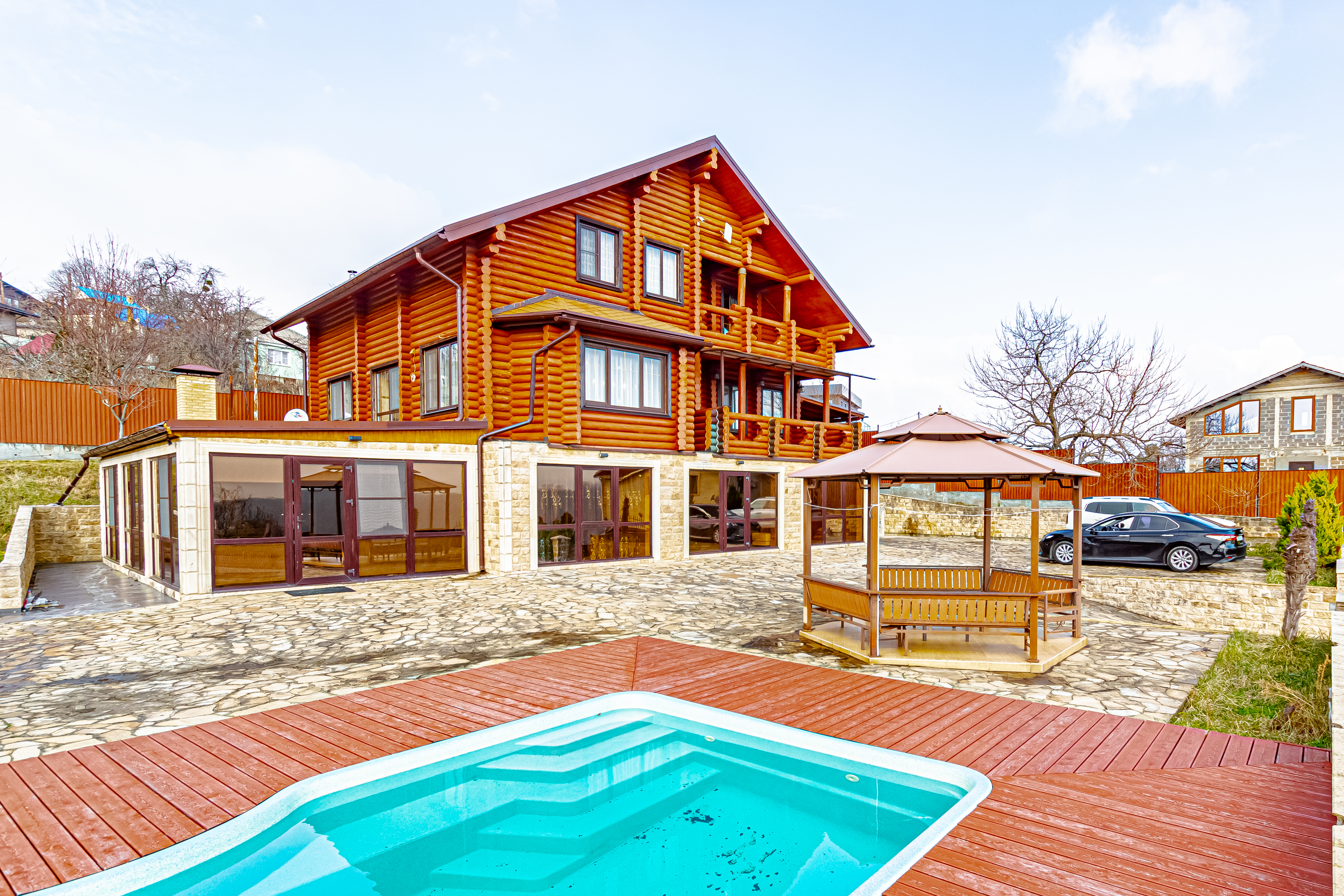 Вилла в Славянском стиле с видом на море и го...