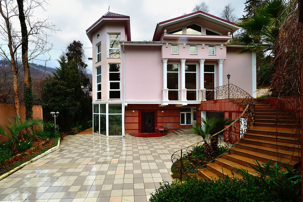 Дом с ремонтом и придомовой территорией 