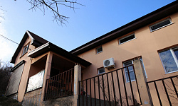 Трехэтажный дом в окружении нацпарка