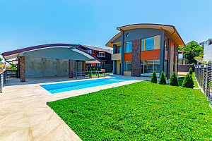 Качественный коттедж с бассейном