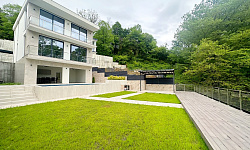 Коттедж в окружении зелени