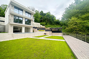 Коттедж в окружении зелени