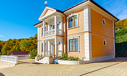 Усадьба со львами с видами на горы и море