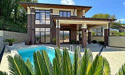 Дом с бассейном