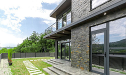 Свой дом в окружении леса