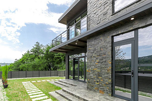 Свой дом в окружении леса