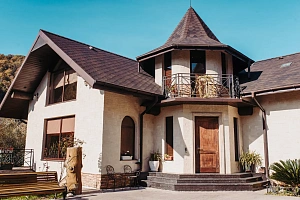 Уютный дом с бассейном и садом