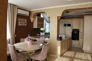 Отличная трехкомнатная квартира с видом на мо...