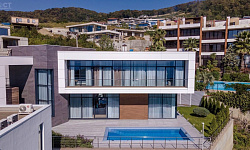 Дом с бассейном