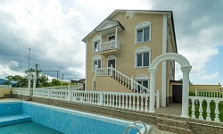 Дом с бассейном и красивым видом