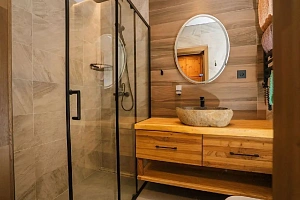 Ваша уютная квартира в окружении снежных гор