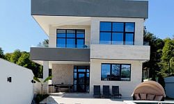 Современный дом с красивым видом