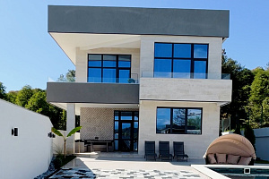 Современный дом с красивым видом