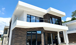 Дом у реки в окружении гор