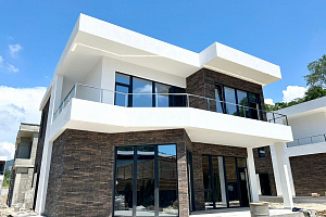 Дом у реки в окружении гор