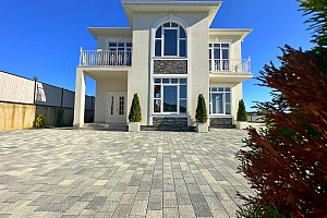 Дом с бассейном