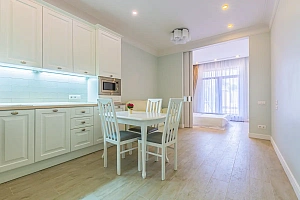 Миллениум Тауэр, Золотой треугольник.