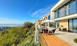 Дом с видом на море и город