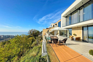 Дом с видом на море и город