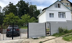 Небольшой дом на просторном участке