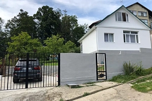 Небольшой дом на просторном участке