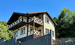 Современный дом окруженный сказочным лесом