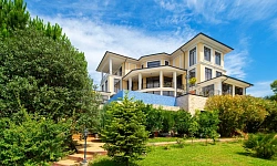 Элитный особняк  с двумя бассейнами у Олимпий...