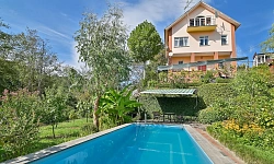 Уютный Дом с бассейном и садом