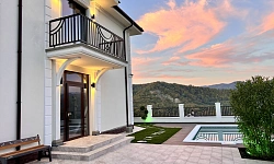 Красивый коттедж с видом горы