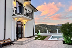 Красивый коттедж с видом горы