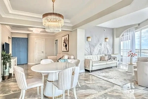 А из нашего окна - площадь Мор Порта видна