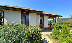 Одноэтажный дом на большом участке