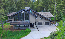 Дом в стиле Шале на красной поляне в горах.