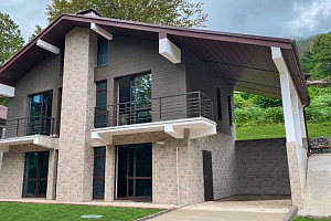 Ансамбль из трех шале в пгт Красная Поляна.