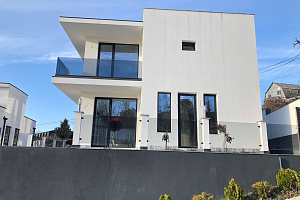 Коттедж с видом на море и бассейном