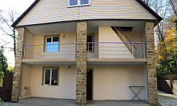 Коттедж с ремонтом и участком 9 соток