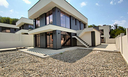 Дом с бассейном