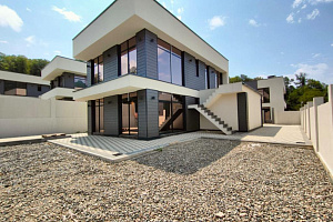 Дом с бассейном