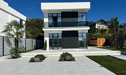 Современный коттедж с красивым видом