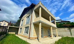 Большой красивый дом 