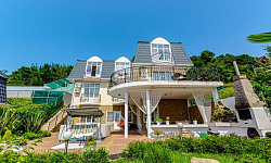 Дом с видом на море и кипарисы