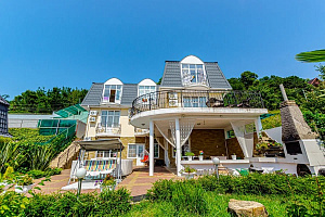 Дом с видом на море и кипарисы