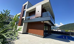 Новый современный дом с бассейном