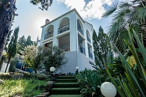 Великолепный загородный коттедж с видом на мо...