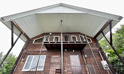 Уютный дом в окружении леса