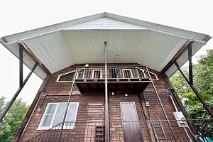 Уютный дом в окружении леса