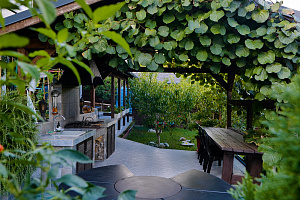 Дом с ремонтом и прекрасным садом 