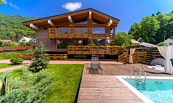 Трехэтажный особняк в центре Красной Поляны