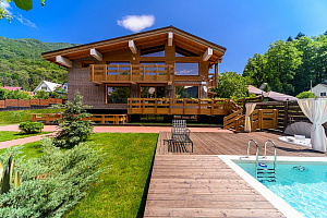 Трехэтажный особняк в центре Красной Поляны